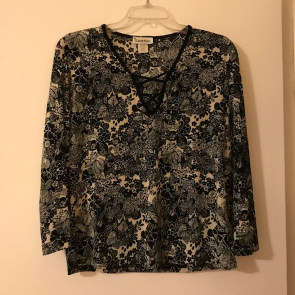 Black & white flower patterned top - L